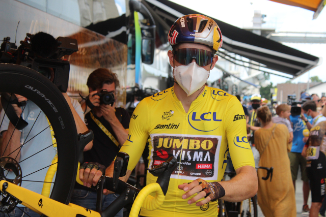 Hverdagsnyt kom helt tæt på Wour van Aert, som var i den gule trøje ved starten af 3. etape i Vejle. 